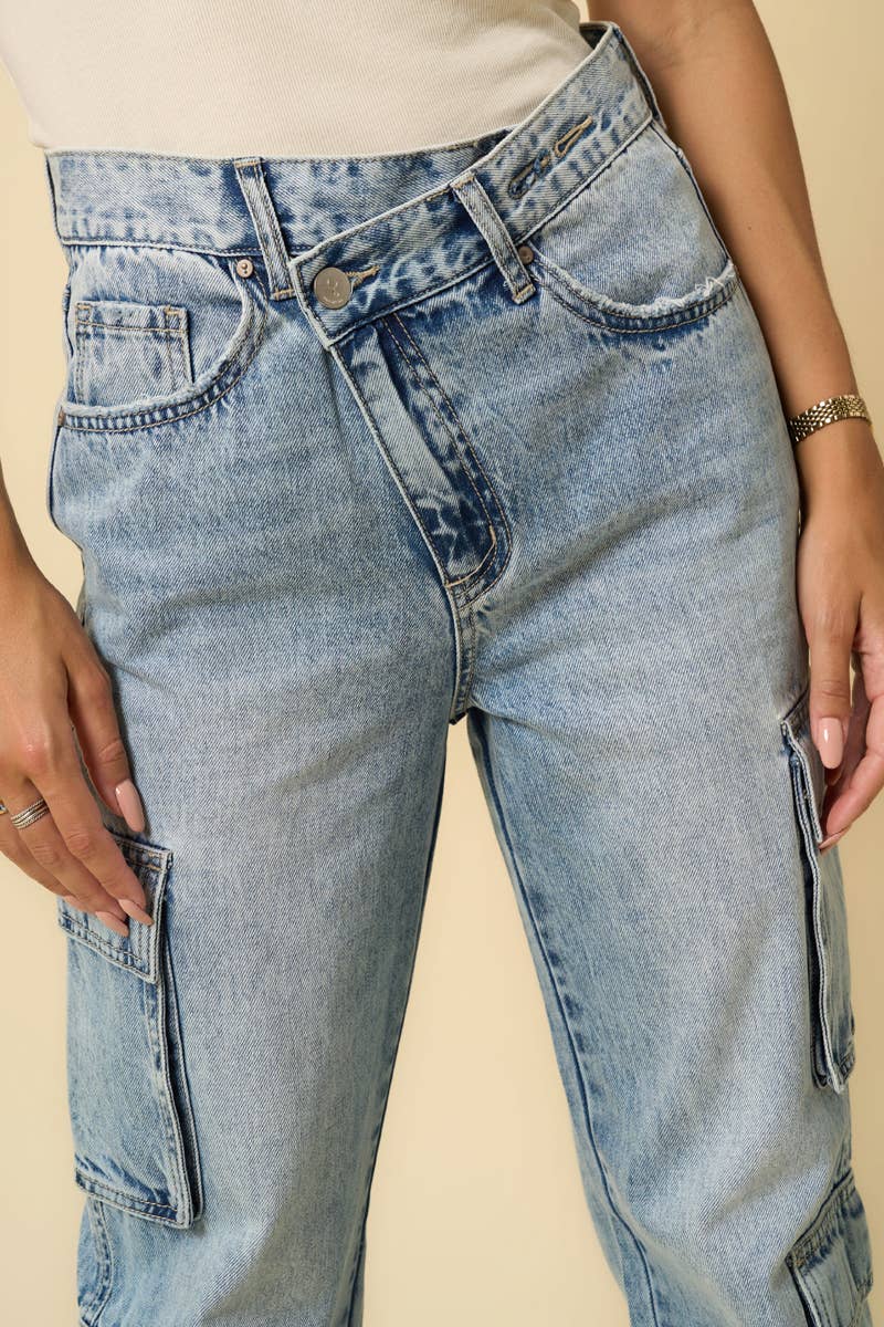 Crossover Waist Relaxed Cargo Jean